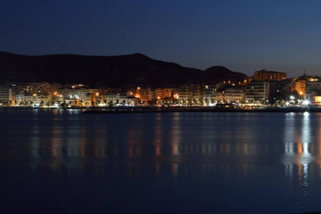 Comodo Appartamento A Crotone Bagian luar foto