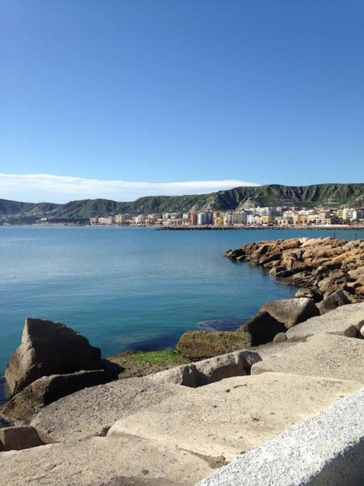 Comodo Appartamento A Crotone Bagian luar foto