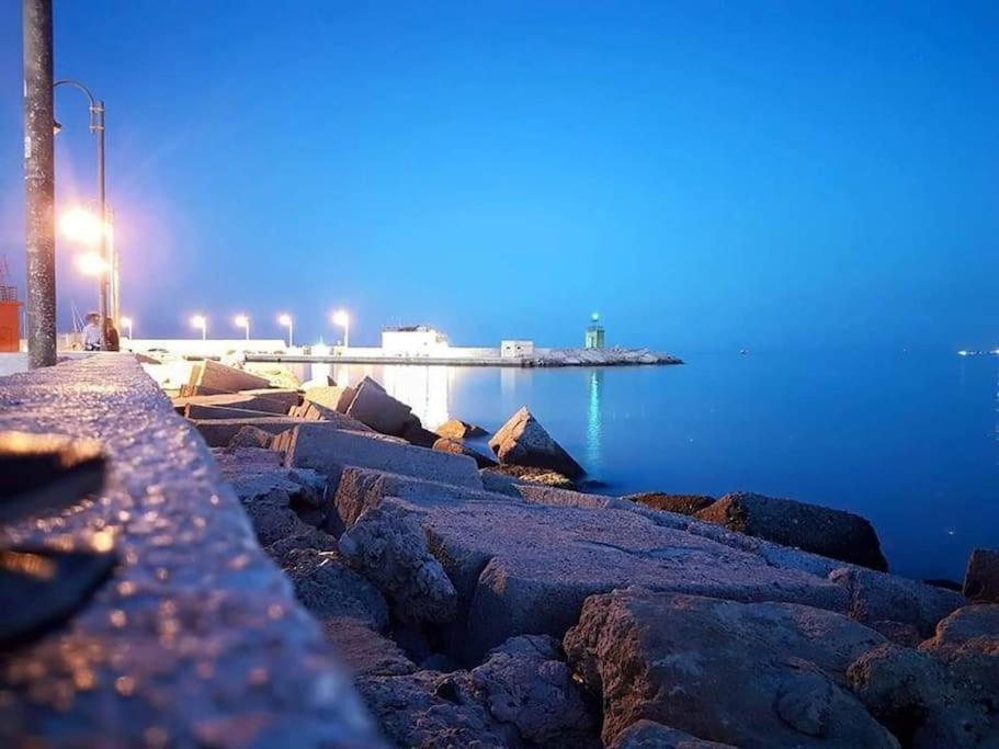 Comodo Appartamento A Crotone Bagian luar foto