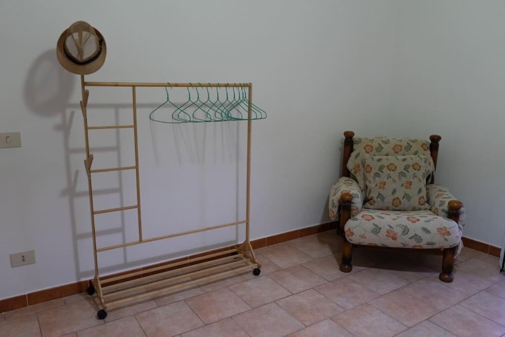 Comodo Appartamento A Crotone Bagian luar foto