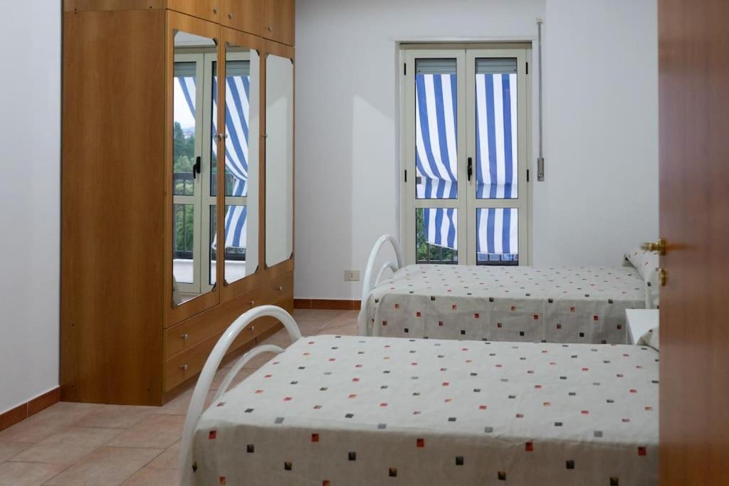 Comodo Appartamento A Crotone Bagian luar foto